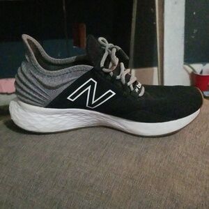 Womens New balance ROAV shoes size 6, black/grey/white